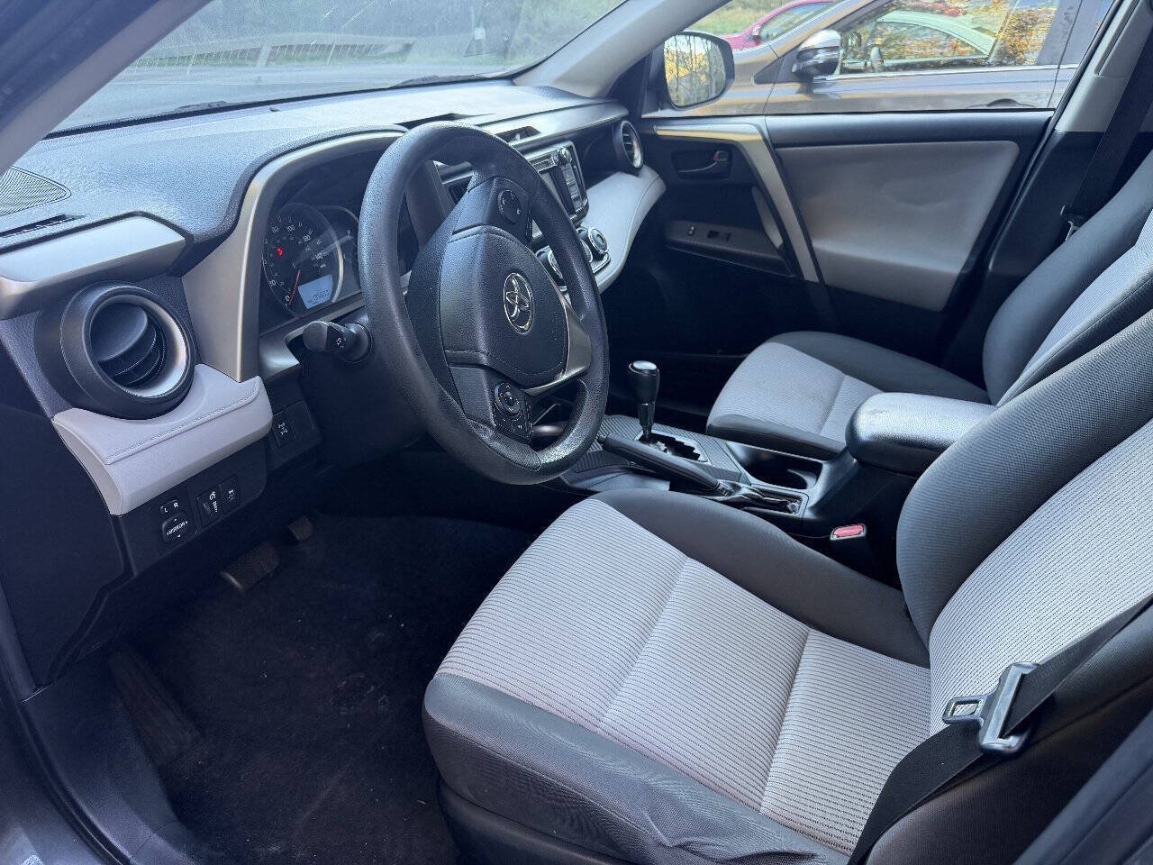 Used 2015 Toyota RAV4 LE AWD/4WD image 4