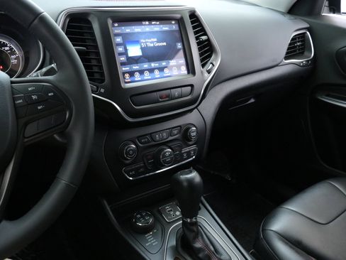 Used 2022 Jeep Cherokee Trailhawk image 18