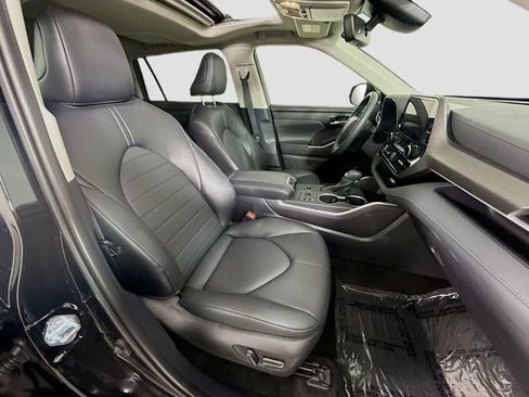 Certified 2025 Toyota Highlander XLE FWD image 31