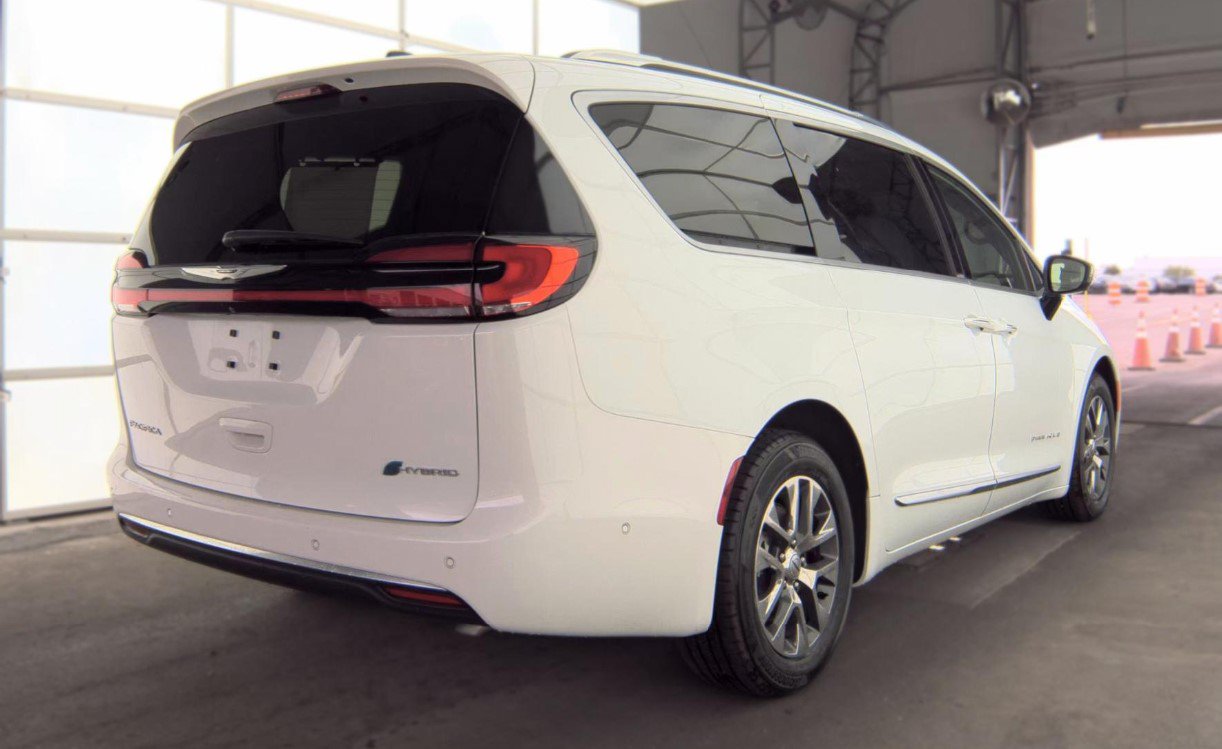 Used 2023 Chrysler Pacifica Pinnacle FWD image 4