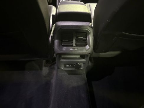 Used 2021 Volkswagen Tiguan SE w/ Panoramic Sunroof Package image 28