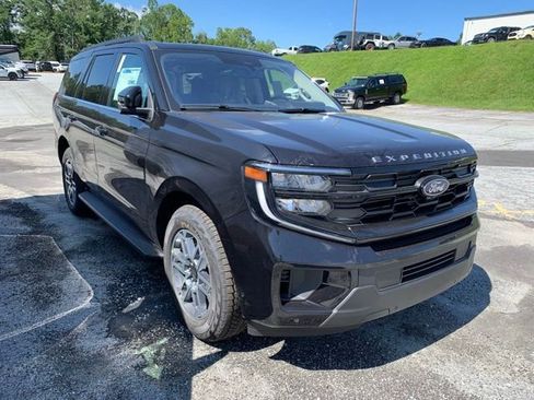 New 2025 Ford Expedition Active image 2
