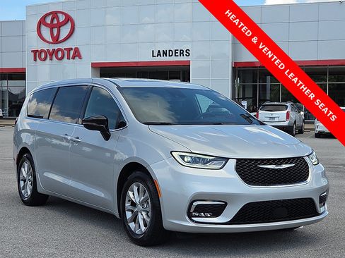 Used 2026 Chrysler Pacifica Limited FWD image 1