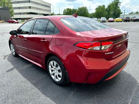 Used 2022 Toyota Corolla LE image 3
