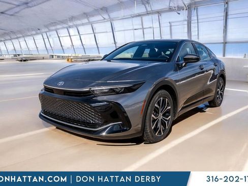 Used 2023 Toyota Crown XLE image 28