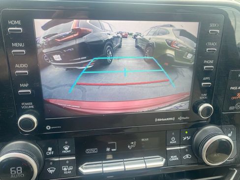 Used 2020 Toyota Highlander XLE AWD/4WD image 11