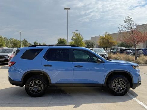 Used 2025 Honda Pilot TrailSport image 7