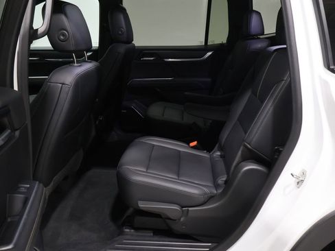 Used 2024 GMC Acadia Elevation image 18