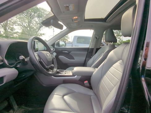 Used 2020 Toyota Highlander XLE AWD/4WD image 6