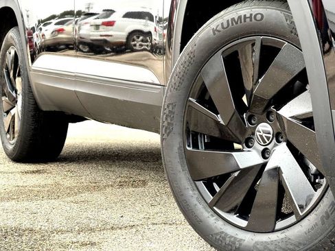 New 2026 Volkswagen Atlas SE FWD image 2