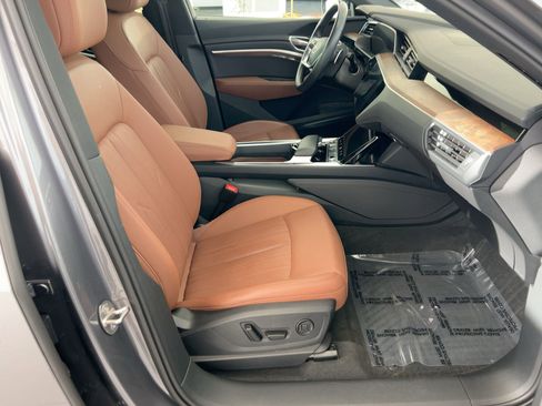 Used 2022 Audi e-tron Premium Plus w/ Premium Plus Package image 35