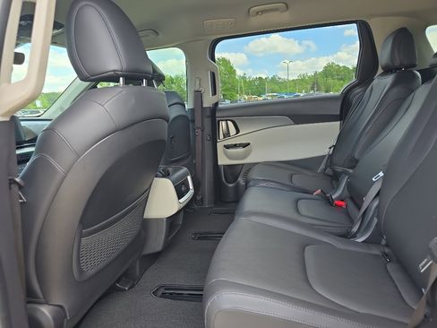 Used 2023 Kia Carnival LX FWD image 10