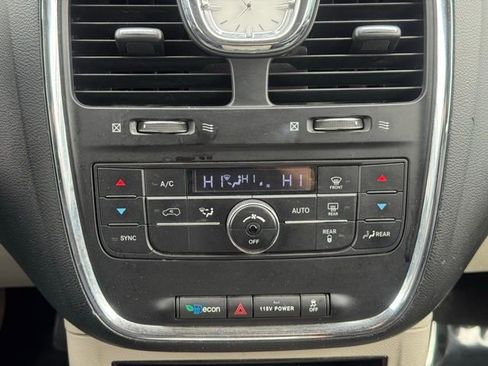 Used 2015 Chrysler Town & Country Touring image 13