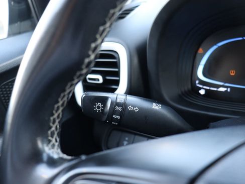 Used 2023 Hyundai Venue Limited image 20