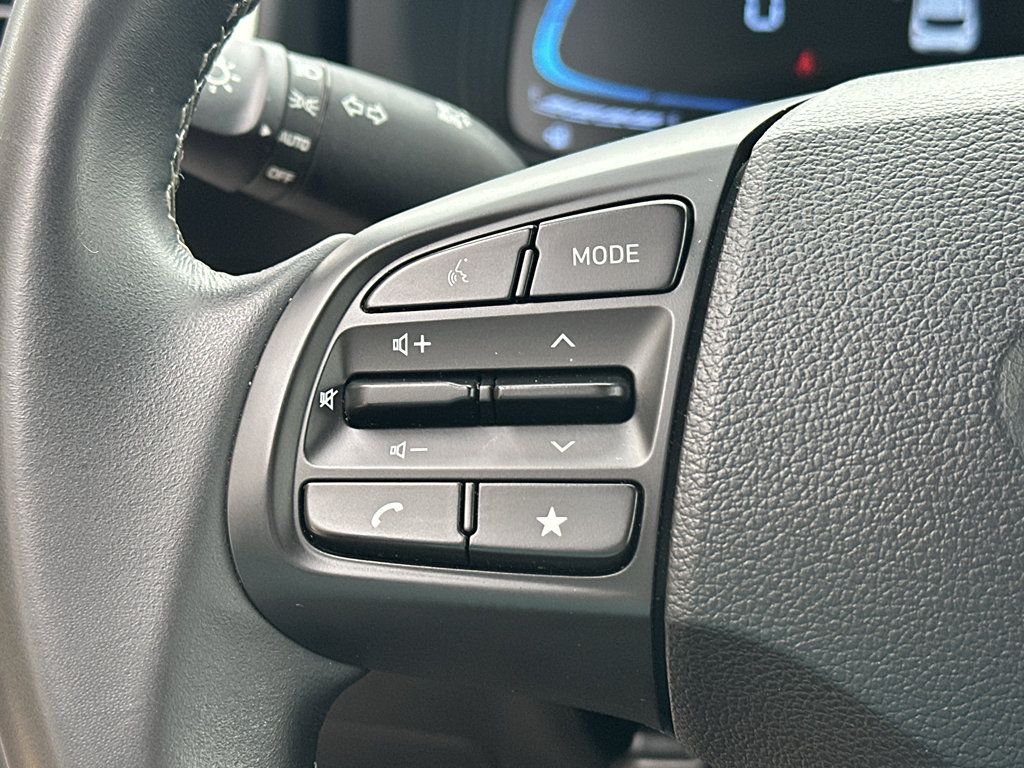 Used 2025 Hyundai Venue SEL FWD image 14