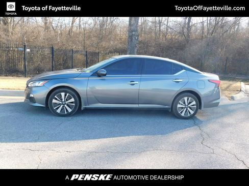 Used 2022 Nissan Altima 2.5 SV image 2