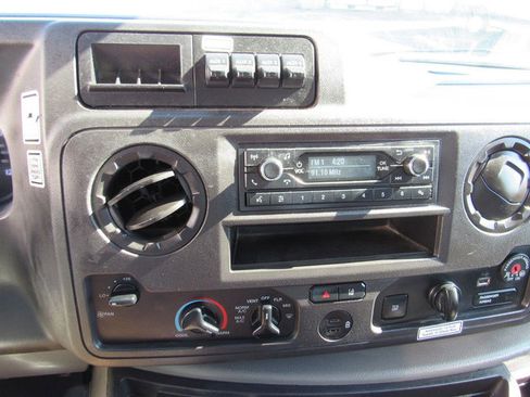 Used 2022 Ford E-350 and Econoline 350 Super Duty image 30