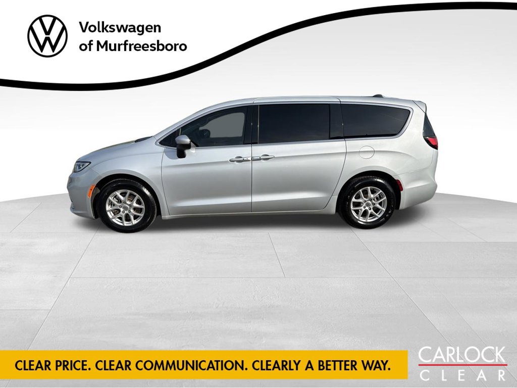 Used 2023 Chrysler Pacifica Touring-L FWD image 4