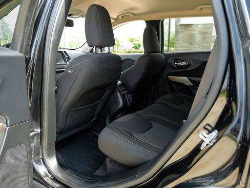 Used 2017 Jeep Cherokee Latitude w/ Safety/Convenience Group image 38