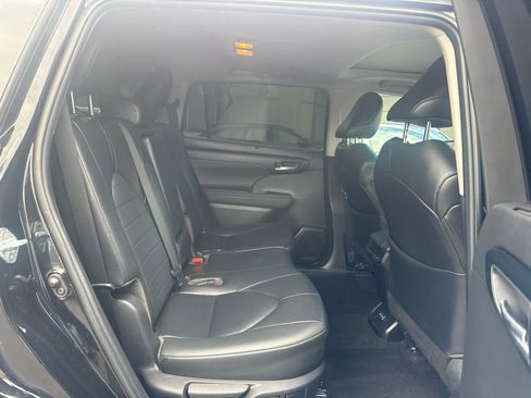 Used 2023 Toyota Highlander XLE FWD image 23