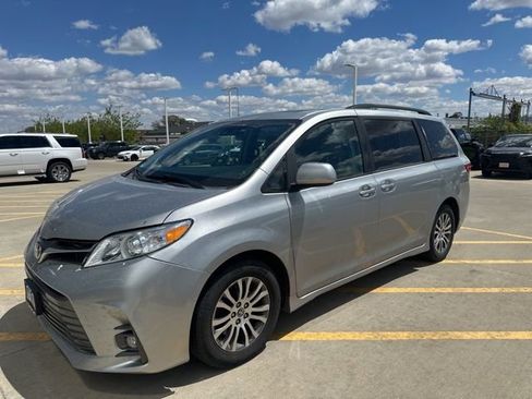 Used 2020 Toyota Sienna XLE FWD image 3