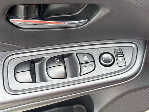 Used 2025 Nissan Versa SV FWD image 15