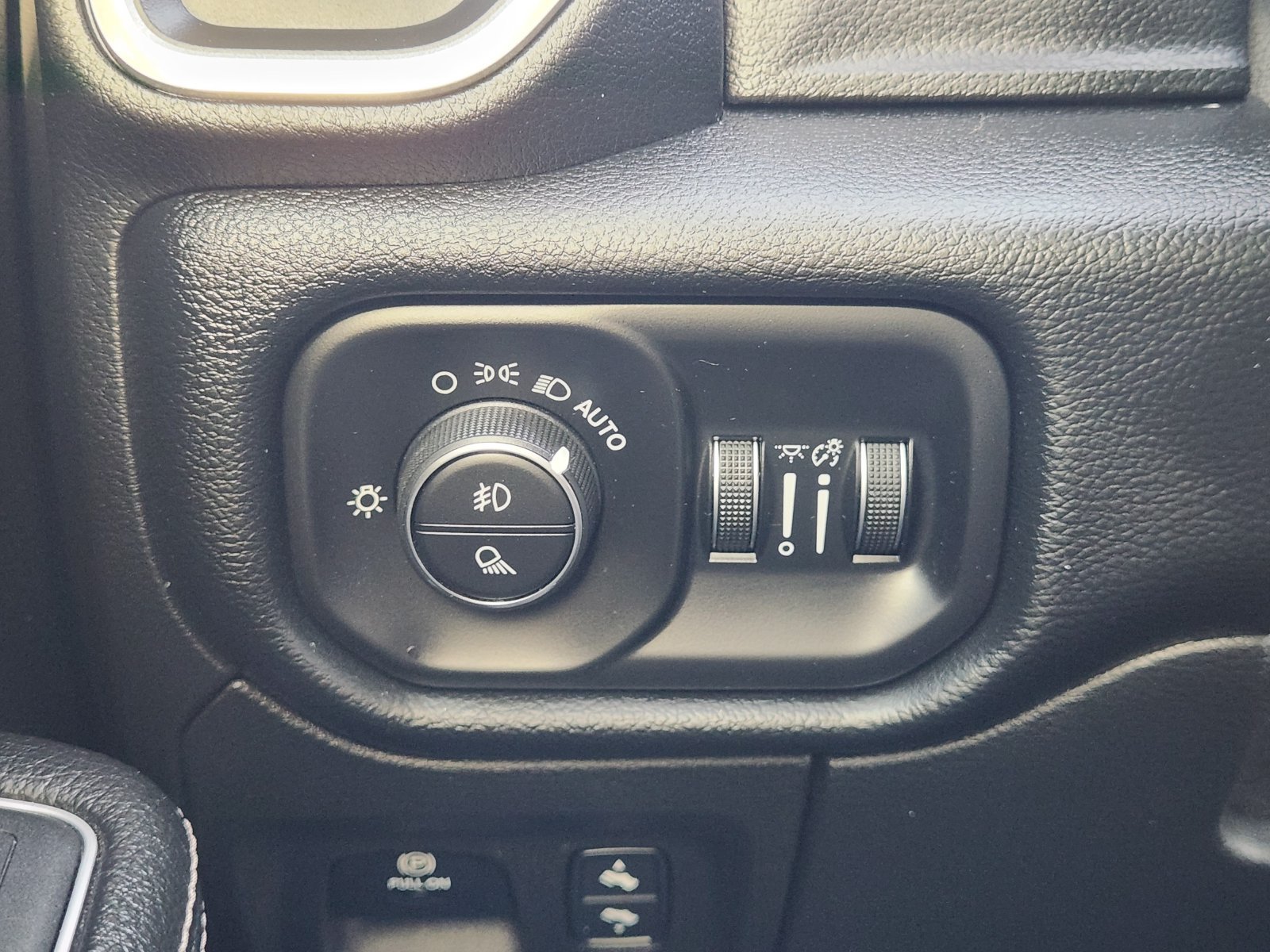 Used 2020 RAM 1500 Laramie w/ Sport Appearance Package AWD/4WD image 23