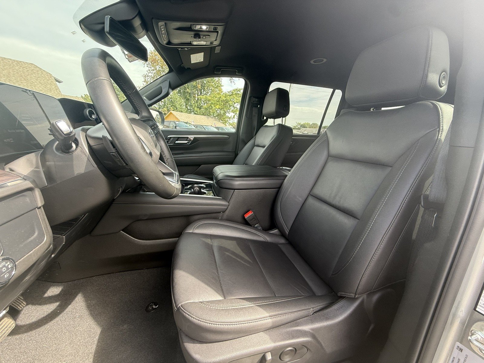 Used 2025 Chevrolet Suburban Z71 AWD/4WD image 9