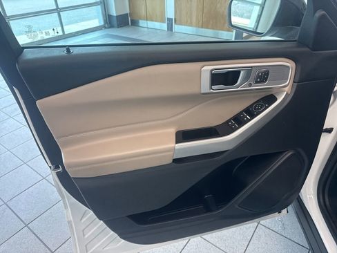 Used 2022 Ford Explorer Limited w/ Equipment Group 301A image 11