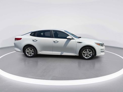 Used 2017 Kia Optima LX FWD image 9