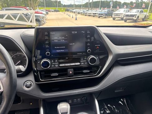 Used 2022 Toyota Highlander XLE FWD image 28