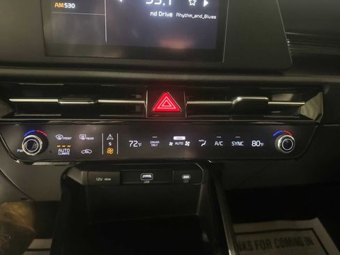 Used 2025 Kia Niro LX image 31