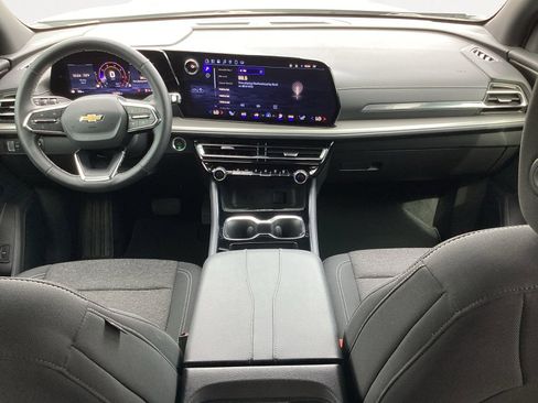 Used 2025 Chevrolet Traverse LT FWD image 4