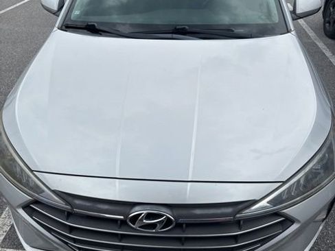 Used 2019 Hyundai Elantra SE w/ Cargo Package FWD image 2