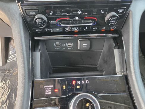 Used 2023 Jeep Grand Cherokee Limited AWD/4WD image 16