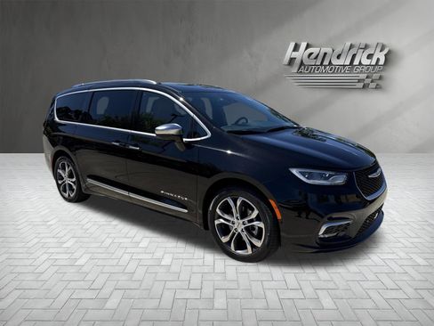 Used 2024 Chrysler Pacifica Pinnacle FWD image 2