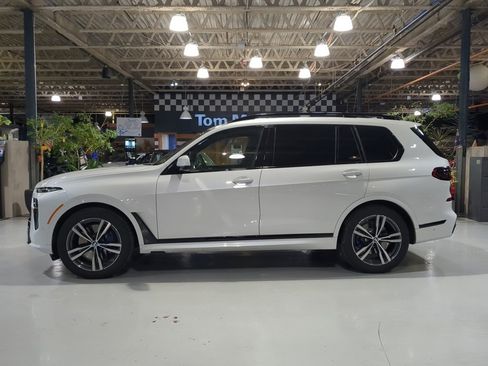 Used 2025 BMW X7 xDrive40i w/ M Sport Package image 11