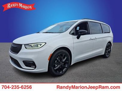 New 2026 Chrysler Pacifica Limited w/ S Appearance Package