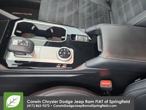 Used 2025 Mitsubishi Outlander SE image 28