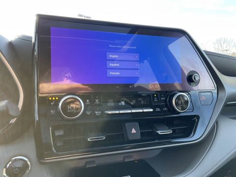 Used 2023 Toyota Highlander Limited image 29