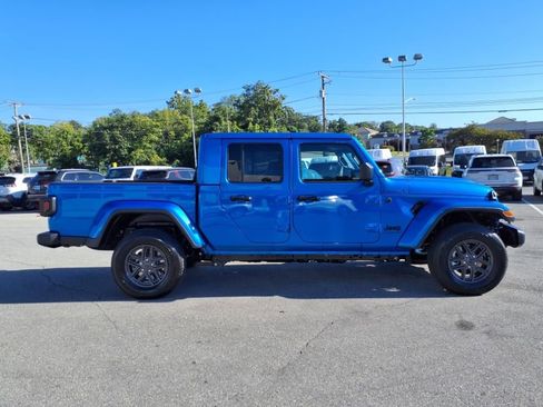 New 2025 Jeep Gladiator Sport image 3