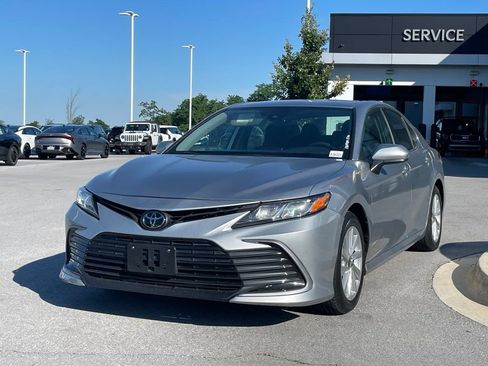 Used 2022 Toyota Camry LE FWD image 3