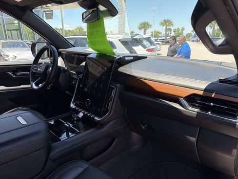 Used 2025 GMC Yukon Denali RWD image 15