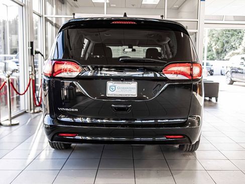 Used 2022 Chrysler Voyager LX image 15