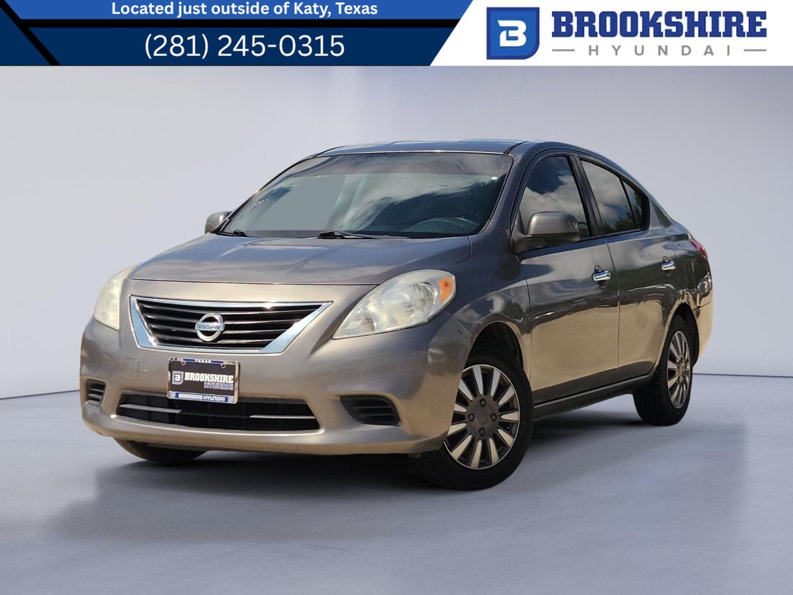 Used 2014 Nissan Versa SV FWD image 1