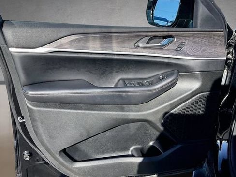 Used 2023 Jeep Grand Cherokee Limited w/ Black Appearance Package image 17