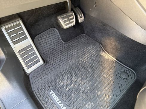 Used 2023 Volkswagen Tiguan SE R-Line image 17