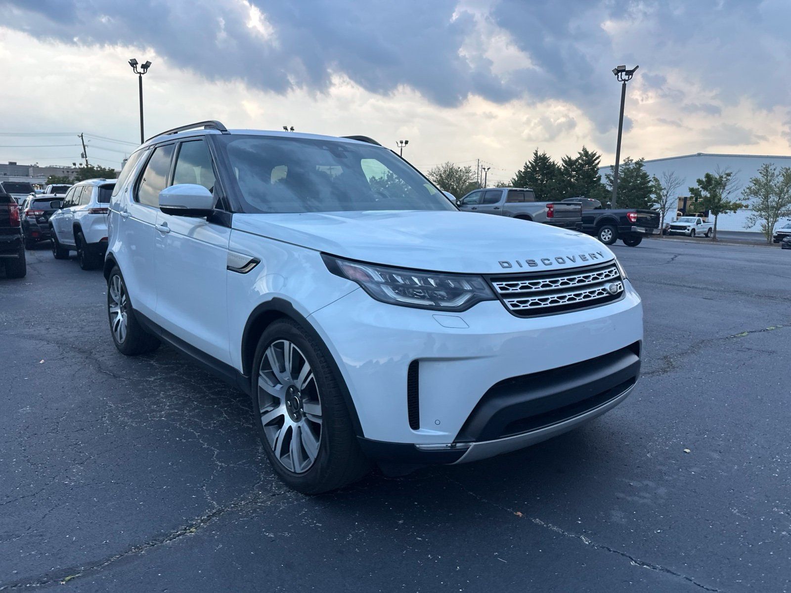 Used 2018 Land Rover Discovery HSE AWD/4WD image 3