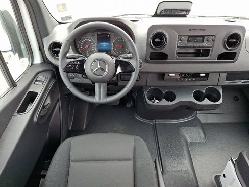 Used 2025 Mercedes-Benz Sprinter 2500 image 12