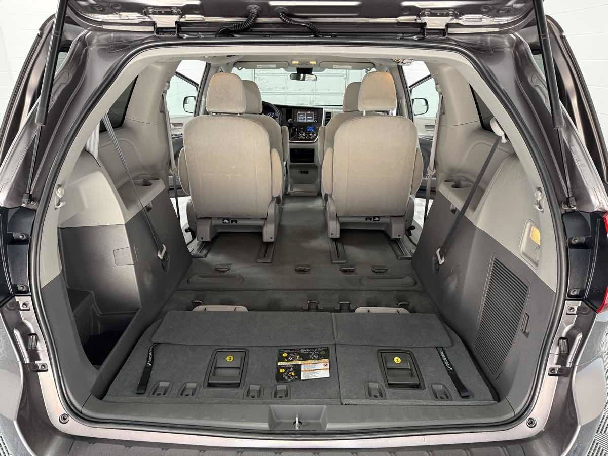 Used 2019 Toyota Sienna L FWD image 23